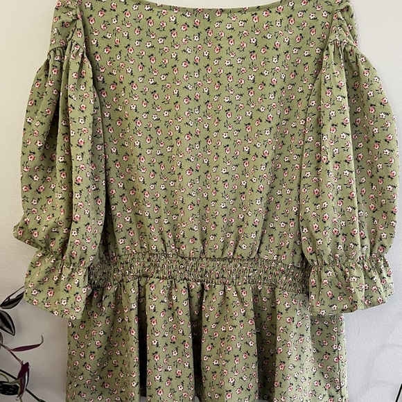 Green ditzy, flower, pilgrim blouse (4xl) - Picture 2 of 6